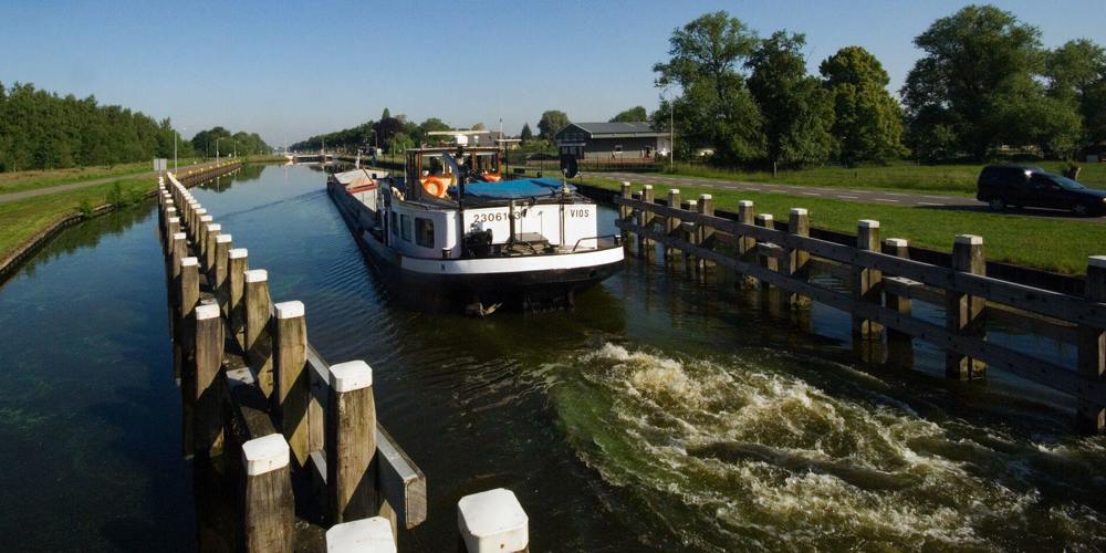  Een vrachtschip verlaat een sluis op een kanaal.