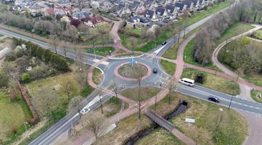 Luchtfoto van een rotonde met fietspaden en autowegen.