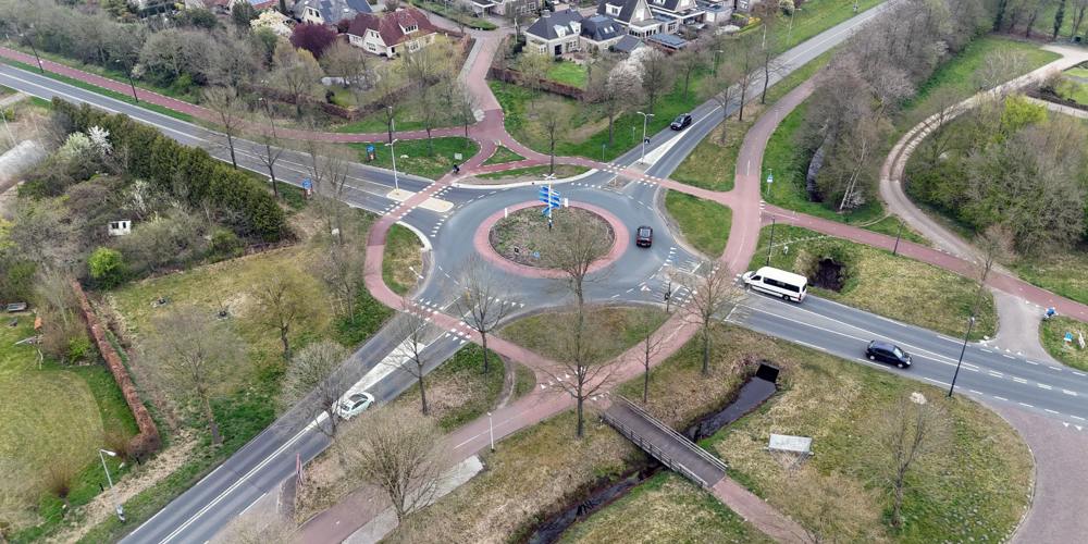 Luchtfoto van een rotonde met fietspaden en autowegen.