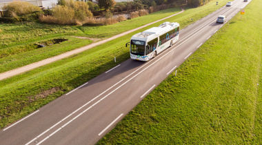 Eenverkeersweg met bus en auto's 
