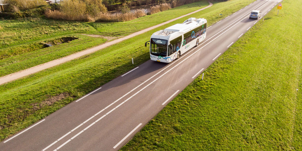Eenverkeersweg met bus en auto's 