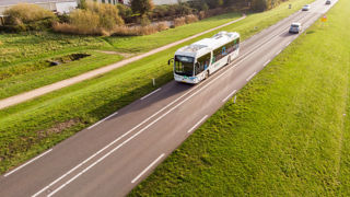 Eenverkeersweg met bus en auto's