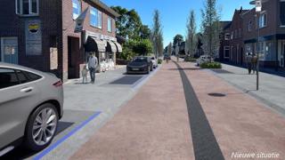 Nieuwe inrichting van een straat in Hardenberg met brede stoepen, fietspad, geparkeerde auto's en bomen langs de weg, met mensen die wandelen en fietsen.