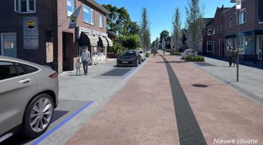 Nieuwe inrichting van een straat in Hardenberg met brede stoepen, fietspad, geparkeerde auto's en bomen langs de weg, met mensen die wandelen en fietsen.