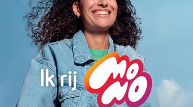 Een lachende vrouw fietst buiten, met een helderblauwe lucht op de achtergrond. De tekst "Ik rij MONO" is links en rechts van de vrouw geplaatst en de woorden "Kom veilig thuis" zijn aan de onderkant van de afbeelding te zien.
