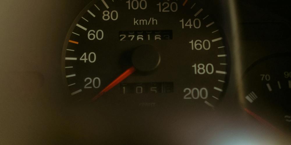 Snelheidsmeter van een auto die 20 km/u rijdt