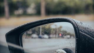 Foto door Jason Yuen van Unsplash - Beregende spiegel van een auto