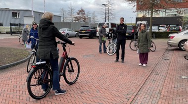 Stilstaande fietsers op strat in gesprek met een fietscoach