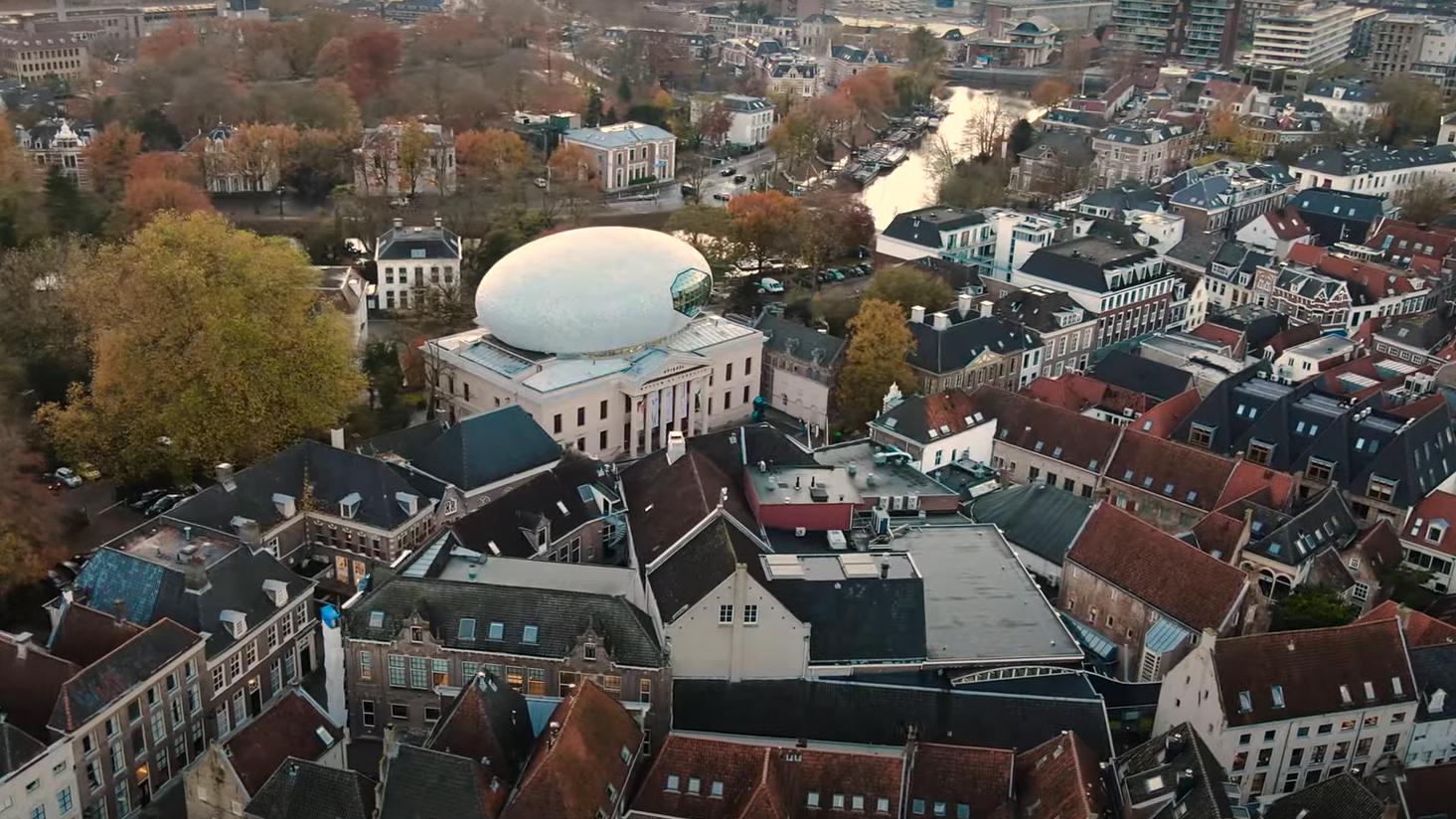 Luchtfoto van een historisch stadscentrum van Zwolle.
