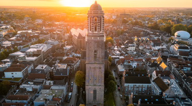 Centrum in Zwolle met laagstaande zon (luchtfoto)