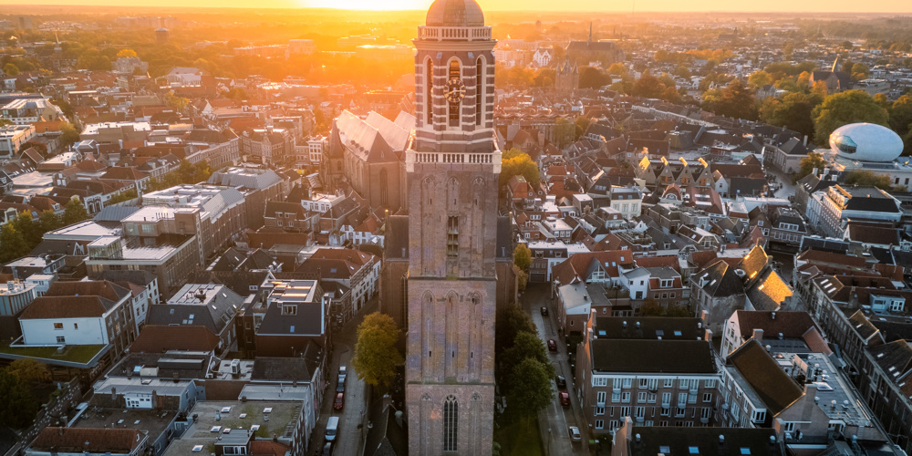 Centrum in Zwolle met laagstaande zon (luchtfoto)